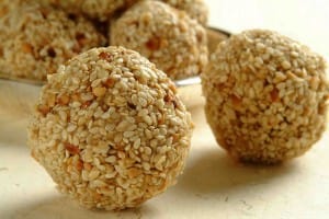 Read more about the article Ayurvedic Sugar-Free and Home-made Til-Gur Sweets Recipes for Makar Sankranti Festival – Yummy!